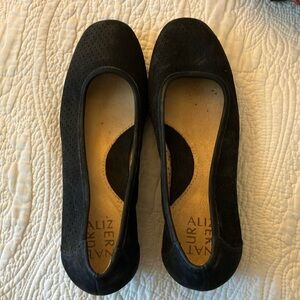 Naturalizer size 8 black wench suede heels